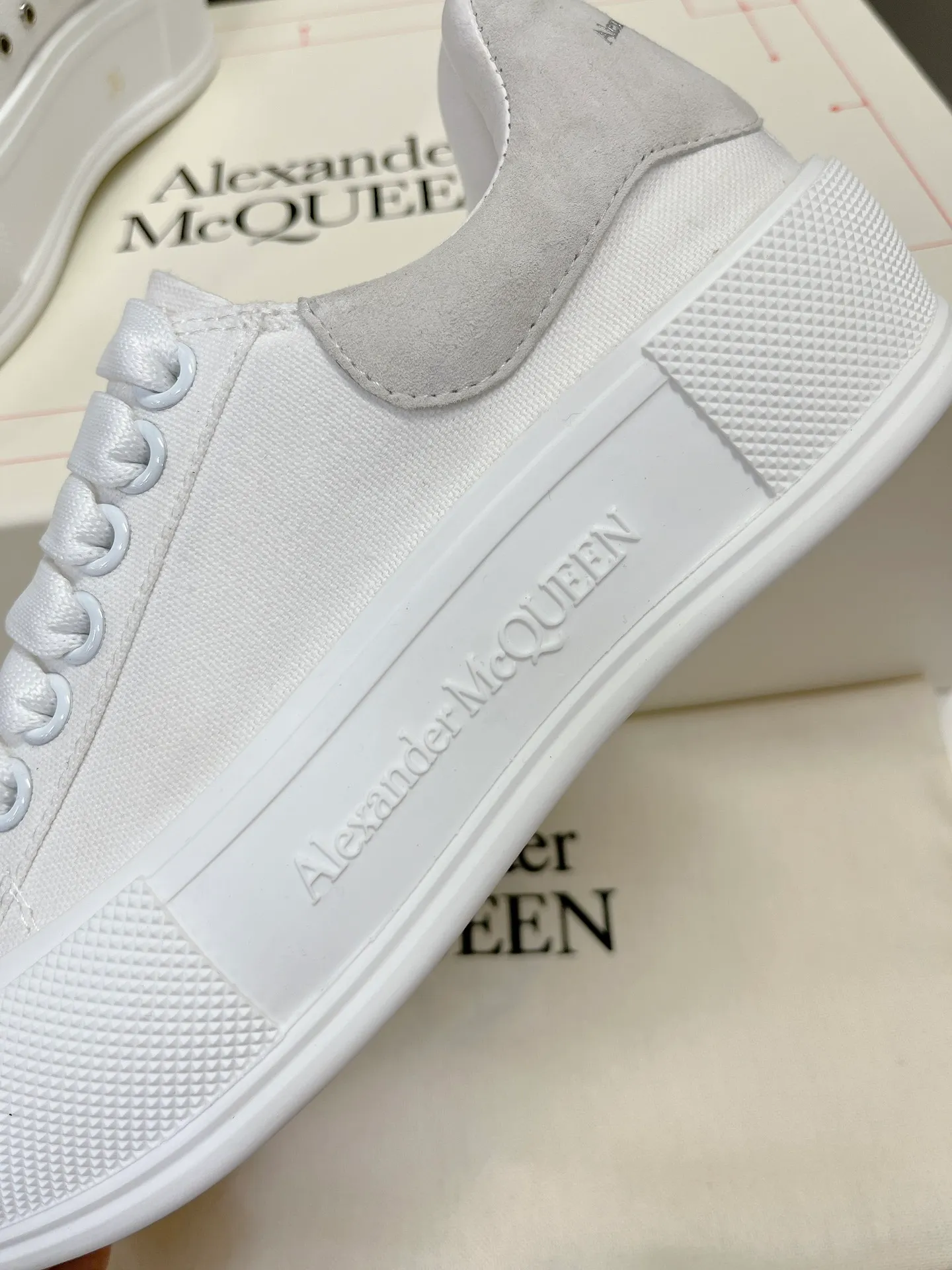 👟👟Ex-factory price 540👟👟 McQueen couple shoes, the latest Milan Fashion Week T-stage show debut in early spring and summer, unique and personalized design, super classy upper foot, round toe design allows the toes to be completely released. I spent a lot of money to buy multiple pairs of originals and dismantled them to make replicas. Many stars: Guli Nazha, Wu Lei, and Internet celebrity bloggers endorsed it, Xiaohongshu became a hit, and the counters were sold out! Fabric: Specially crafted cotton canvas/imported sheepskin, sheepskin lining, cowhide feet. Size: 35-44# (GL)